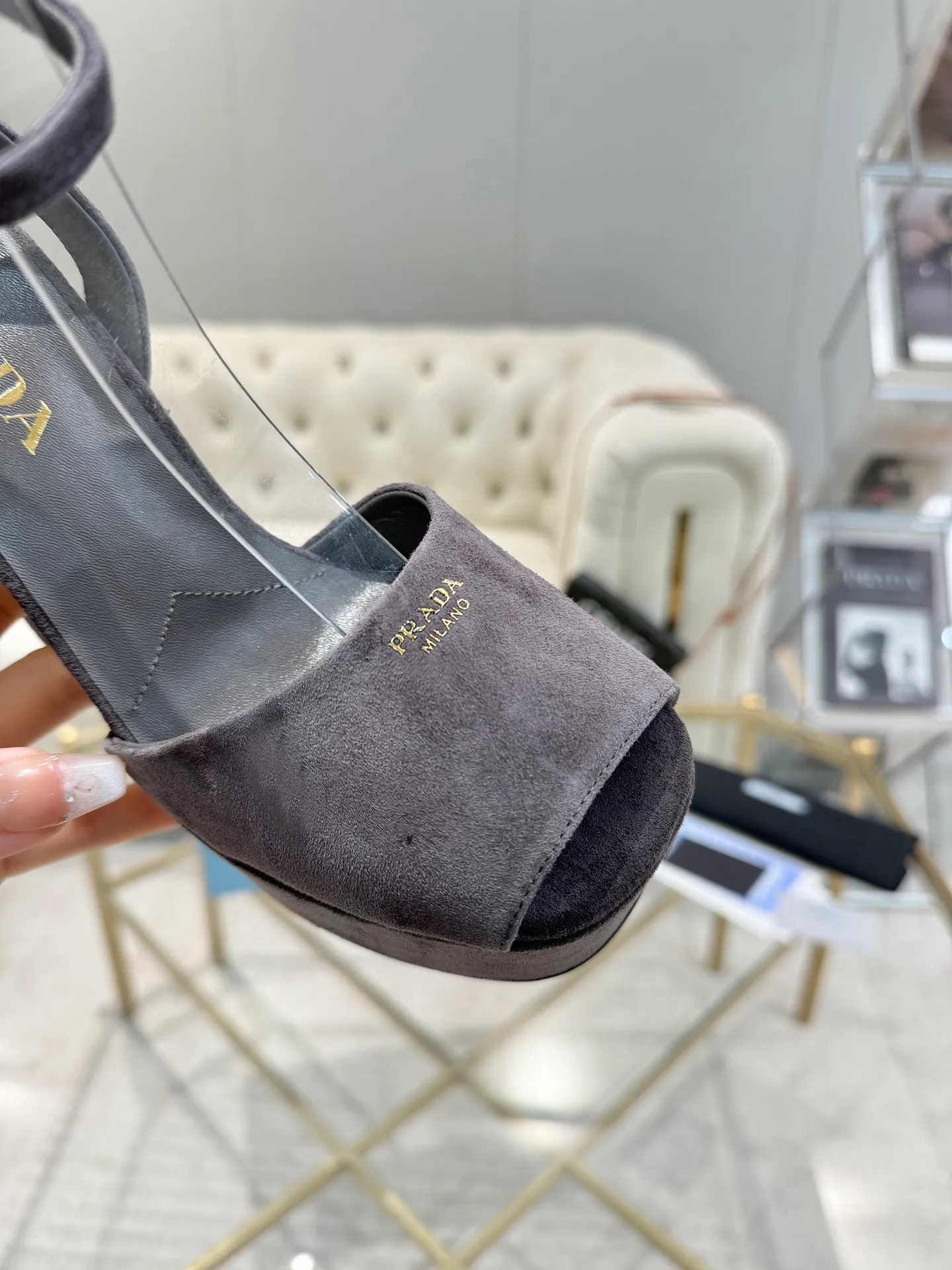 👟👟Ex-factory price 600👟👟 (imitation leather bottom-20) New arrival 👉Ready stock👈Remove the original board and make a 1:1 replica‼ ️The highest version ✅ Prada's early spring catwalk hot style 😘The latest spring style thick square toe water platform series (genuine leather outsole), (simulated leather sole) goddess must-have for super beautiful feet 👉The upper is made of imported original calfskin, soft and textured, lining + foot pads, imported sheepskin lining, breathable and comfortable, private model water platform, heel, water platform 3.5M, heel height 12M Code number 35M-39M (34 40 41 42 43 is custom-made and cannot be returned or exchanged)